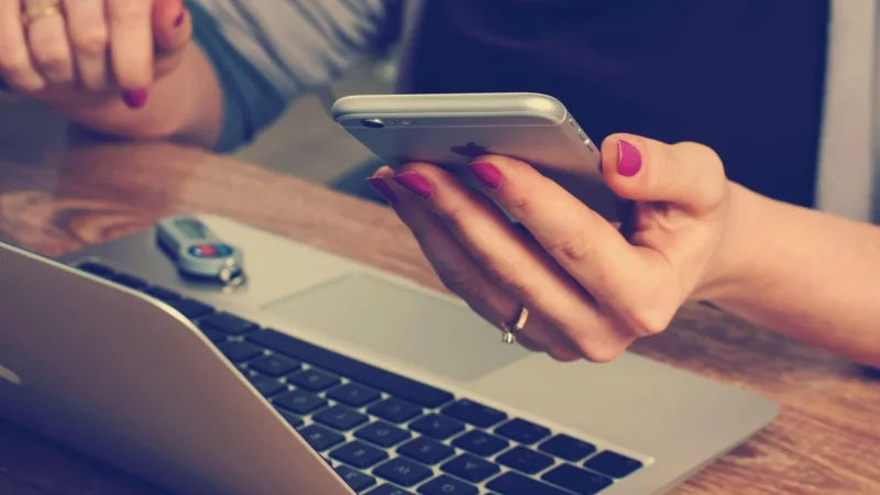 Jak poprawnie zaksięgować fakturę sprzedaży i zakupu w biurze księgowym online
